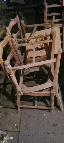 14 tables avec pieds + 24 chaises + 1 bahut
