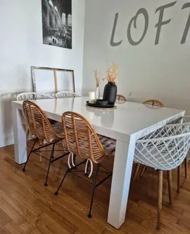 table laqué blanche 150x150cm sans les chaises