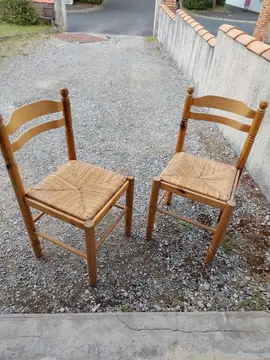2 chaises en bois