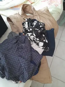 sac avec divers vêtements sac à main...