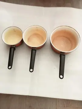 Lot de 3 casseroles (fonte émaillée) graduées