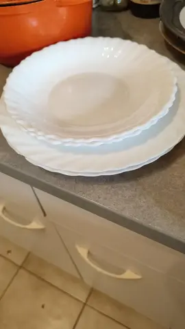 2 assiettes plates et 2 creuses