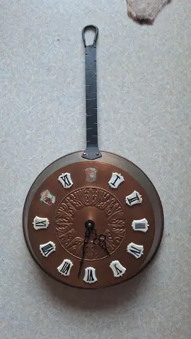 vieille horloge casserole en cuivre