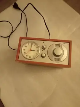 Radio-réveil pourtour bois