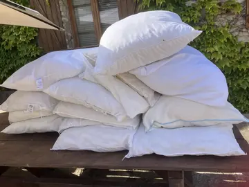 13 oreillers propres TAILLE ANGLAISE avec taies d'oreillers