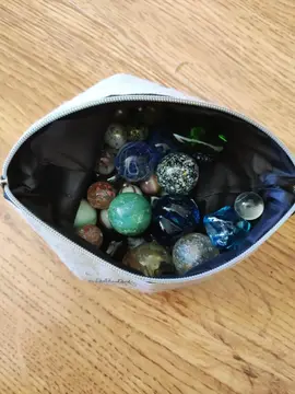 trousse remplie entre autres de billes