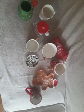 donne plusieurs mug classiques et pour Noël 🎅 🎅 🎅 🎅