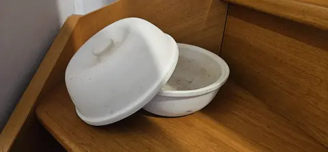 Plat rond avec couvercle en terre cuite blanche (Abîmé)