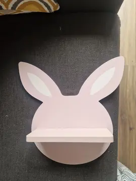 Petite étagère pour fille en forme de lapin.