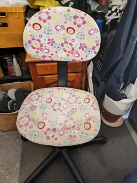 chaise enfant à roulettes