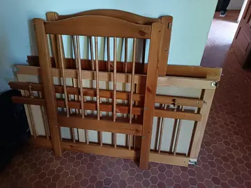lit de bébé en bois