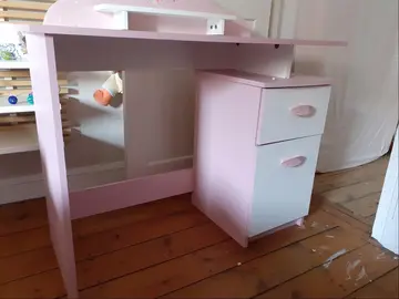 Bureau blanc et motifs roses