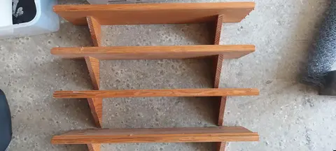 lot d'étagères en bois