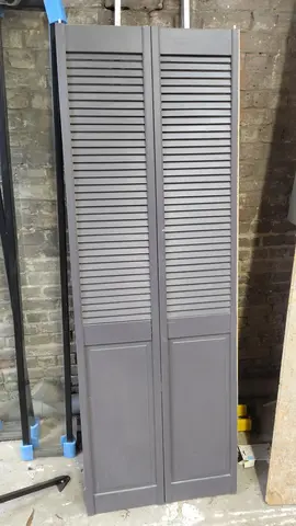 Quatre portes de placard en bois