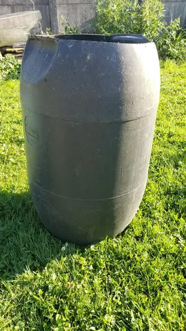 Tonneau plastique (usage récupérateur d'eau)