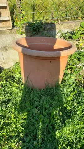 Grand pot de fleur en plastique