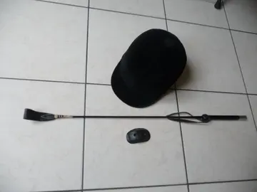 équitation casque et cravache