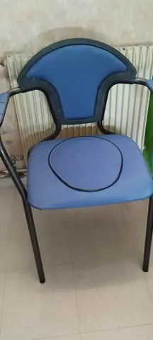 chaise percée