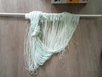 Rideau de fils couleur vert d'eau avec sa tringle métal