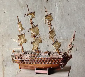 Maquette en bois à réparer