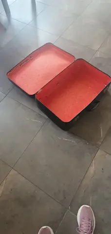 valise vintage pouvant servir pour théâtre