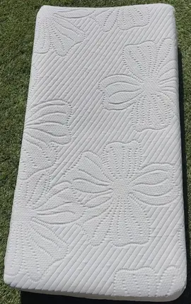 Matelas pour lit bébé avec rehausseur de matelas et draps fournis