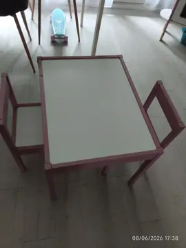 table et deux chaises en bois pour enfant