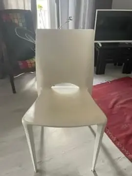 2 chaises blanches en plastique confortables