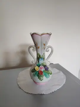Petit vase avec anses, motif fleurs en relief
