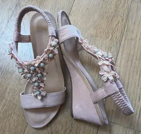 jolie paire de chaussures de couleur saumon à talons compensés