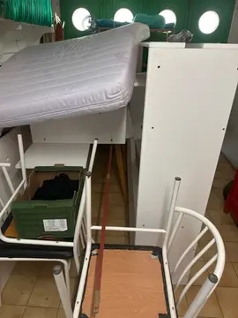 donne lit superposé ainsi que table et 4 chaises