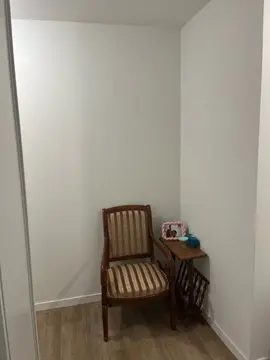 je donne la petite table d’appui a coté