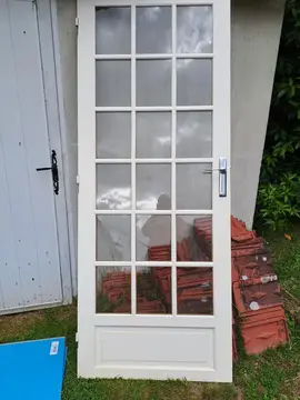 donne porte vitrée