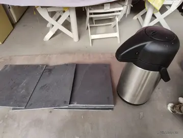 6 assiettes ardoises, une bouteille isotherme