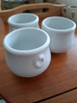 Trois petits pots en porcelaine pillivuyt