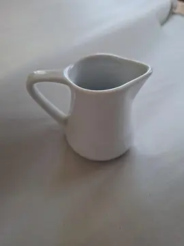 Petit pot à crème ou lait en porcelaine