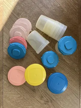Lot de petites boîtes rondes en plastique