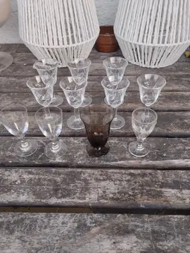 lot de verres à liqueur dépareillées