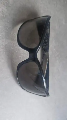 2 paires de lunettes de soleil