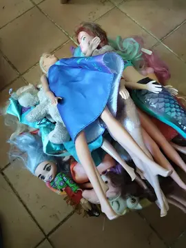 poupées et petits jouets divers