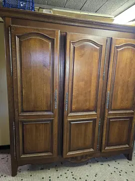 donne armoire en chêne realisée par un ebeniste