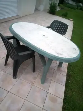 donne table de jardin et 4 chaises