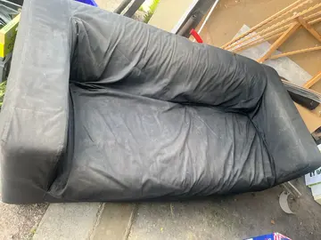 canapé noir à nettoyer bonne assise