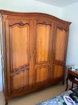 Armoire en bois massif