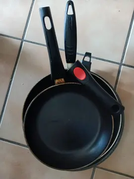 Donne trois poelles dont une avec manche amovible.