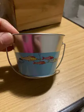 petit seau en métal décoratif