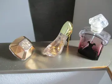 3 flacons parfums (2 vides , 1 plein)