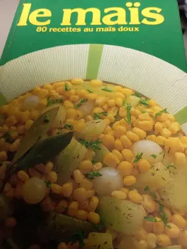 Livre de recettes avec du maïs