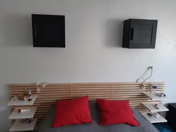 2 vitrines murale de rangement : livres , décorations