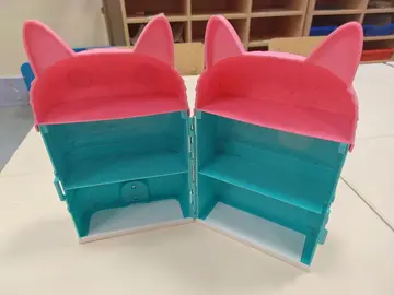 Maison de poupée en forme de chat